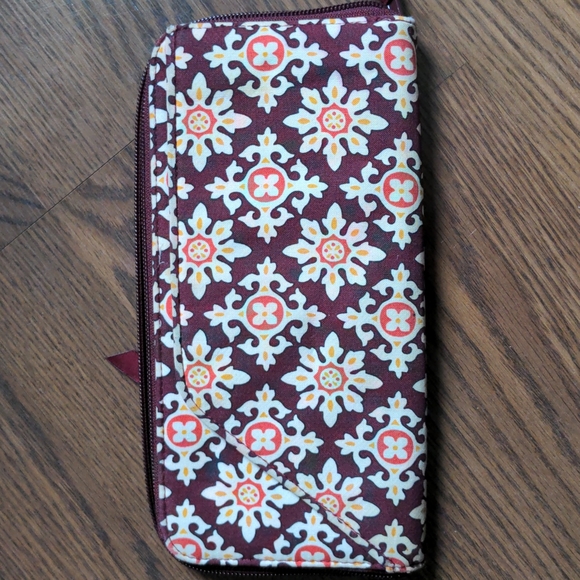 Vera Bradley Medallion Print Large Zip wallet - Picture 2 of 3